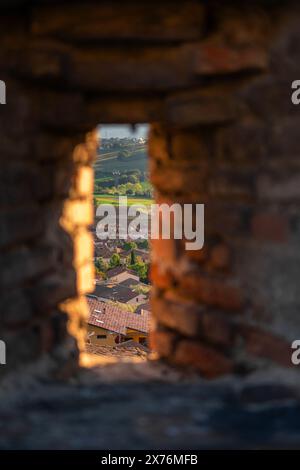 Gradara, Italien - 25. August 2022: Blick auf die Landschaft durch die Burgmauer in gradara Stockfoto