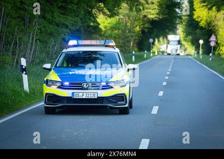 Melle, Deutschland 02. Mai 2024: Ein Einsatzfahrzeug, Streifenwagen, der Polizei steht mit Blaulicht und dem Schriftzug Unfall im Display an einem Unfallort. Landkreis Osnabrück Niedersachsen *** Melle, Deutschland 02 Mai 2024 ein Einsatzfahrzeug, Streifenwagen, der Polizei steht mit blauem Licht und dem Wort Unfall Unfall auf dem Display am Unfallort im Landkreis Osnabrück, Niedersachsen Copyright: XFotostandx/xGelhotx Stockfoto