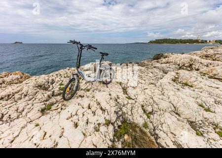 Ein kleines zusammenklappbares elektrisches Touristenfahrrad, erkunden die Küste mit dem Fahrrad, Fahrradtourismus Rovinj Kroatien Stockfoto