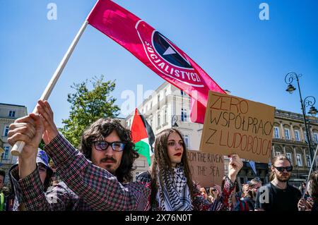 Warschau, Polen. Mai 2024. Während der Pro-Palästina-Demonstration heben die Studenten Flaggen und Plakate an. Studierende der Universität Warschau und anderer akademischer Organisationen versammelten sich, um dem Rektor der Universität einen offenen Brief zu überreichen. Der Brief fordert das Ende der Zusammenarbeit der Schule in Austauschprogrammen mit israelischen Universitäten. Quelle: SOPA Images Limited/Alamy Live News Stockfoto