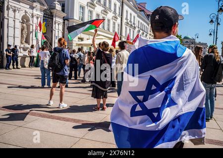 Warschau, Polen. Mai 2024. Während der Pro-Palästina-Demonstration wird ein Gegendemonstrant mit einer israelischen Flagge verkleidet gesehen. Studierende der Universität Warschau und anderer akademischer Organisationen versammelten sich, um dem Rektor der Universität einen offenen Brief zu überreichen. Der Brief fordert das Ende der Zusammenarbeit der Schule in Austauschprogrammen mit israelischen Universitäten. Quelle: SOPA Images Limited/Alamy Live News Stockfoto