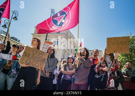 Warschau, Polen. Mai 2024. Studenten halten Fahnen und Plakate, die ihre Meinung während der Pro-Palästina-Demonstration zum Ausdruck bringen. Studierende der Universität Warschau und anderer akademischer Organisationen versammelten sich, um dem Rektor der Universität einen offenen Brief zu überreichen. Der Brief fordert das Ende der Zusammenarbeit der Schule in Austauschprogrammen mit israelischen Universitäten. Quelle: SOPA Images Limited/Alamy Live News Stockfoto