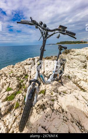 Ein kleines zusammenklappbares elektrisches Touristenfahrrad, erkunden die Küste mit dem Fahrrad, Fahrradtourismus Rovinj Kroatien Stockfoto