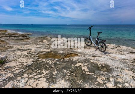 Ein kleines zusammenklappbares elektrisches Touristenfahrrad, erkunden die Küste mit dem Fahrrad, Fahrradtourismus Rovinj Kroatien Stockfoto