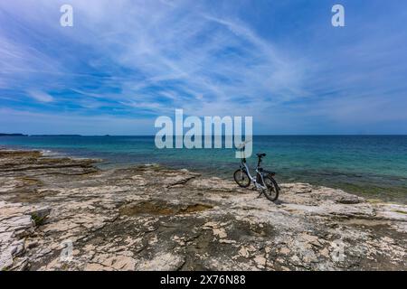 Ein kleines zusammenklappbares elektrisches Touristenfahrrad, erkunden die Küste mit dem Fahrrad, Fahrradtourismus Rovinj Kroatien Stockfoto