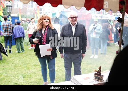 Harriet Thorpe und Christopher Biggins besichtigen den West End Flohmarkt in St Paul's Church, London. West End Shows bieten eine Vielzahl von Ständen, an denen theatralische Erinnerungsstücke, signierte Gegenstände und die Möglichkeit für Selfies und Autogramme angeboten werden. Bilddatum: Samstag, 18. Mai 2024. Stockfoto