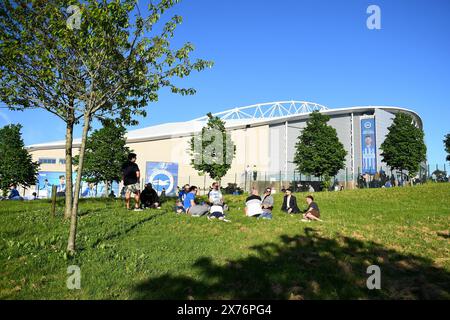 Fans genießen die Brighton Sonne vor dem Auftakt - Brighton & Hove Albion V Chelsea, Premier League, Amex Stadium, Brighton, Großbritannien - 15. Mai 2024 nur redaktionelle Verwendung - es gelten Einschränkungen bei DataCo Stockfoto