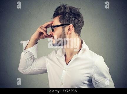 Seitenprofil eines denkenden jungen Mannes Stockfoto