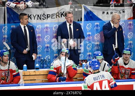 (L-R) Trainer Tomas Plekanec, tschechischer Mannschaftstrainer Radim Rulik und Trainer Jiri Kalous während der IIHF-Weltmeisterschaft 2024, Gruppe A, m Stockfoto