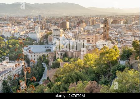 Panoramablick auf das Stadtzentrum von Malaga, Spanien, bei Sonnenuntergang Stockfoto