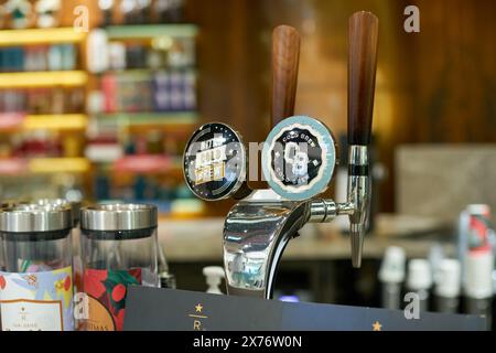 HONGKONG, CHINA - 05. DEZEMBER 2023: Nahaufnahme von Cold Brew Zapfhähnen, wie sie bei Starbucks Coffee in Hongkong zu sehen sind. Stockfoto