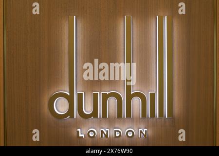 HONGKONG, CHINA - 5. DEZEMBER 2023: Nahaufnahme des Dunhill-Zeichens in Hongkong. Stockfoto