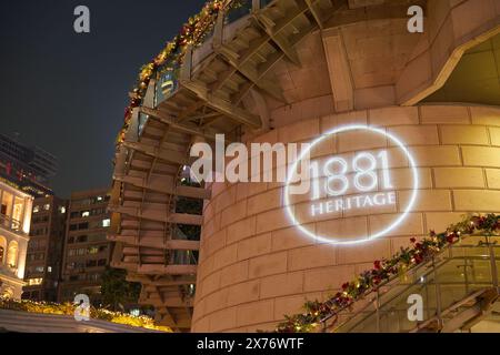 HONGKONG, CHINA - 5. DEZEMBER 2023: Eine Schilderprojektion, wie sie bei 1881 Heritage in der Nacht zu sehen ist. Stockfoto