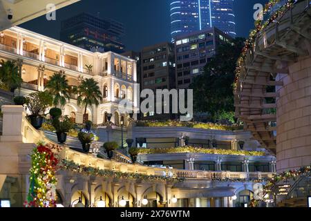 HONGKONG, CHINA - 5. DEZEMBER 2023: 1881 Heritage in der Nacht. Das ehemalige Hauptquartier der Marine Police befindet sich in Tsim Sha Tsui, Kowloon Stockfoto