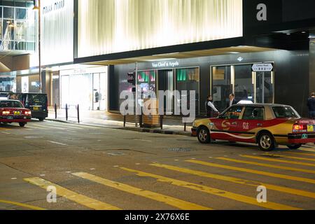 HONGKONG, CHINA - 5. DEZEMBER 2023: Blick auf die Straßen von Miu Miu und Van Cleef und Arpels in Hongkong. Stockfoto