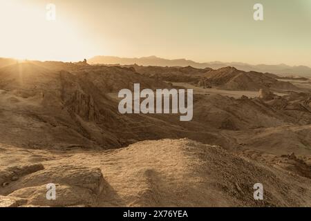 Zerklüftete Hügellandschaft in der Arabischen Wüste in Ägypten Stockfoto