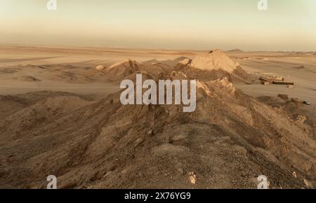 Zerklüftete Hügellandschaft in der Arabischen Wüste in Ägypten Stockfoto