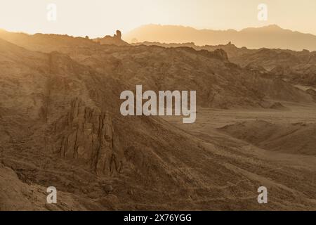 Zerklüftete Hügellandschaft in der Arabischen Wüste in Ägypten Stockfoto