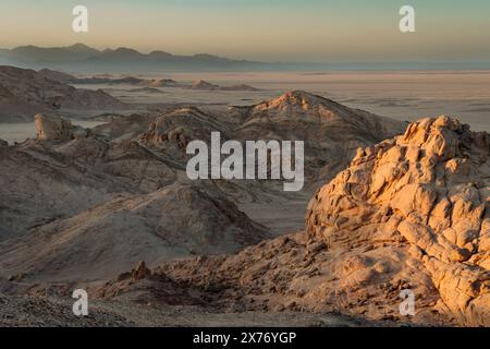 Zerklüftete Hügellandschaft in der Arabischen Wüste in Ägypten Stockfoto