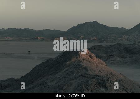 Zerklüftete Hügellandschaft in der Arabischen Wüste mit strahlendem Himmel Stockfoto