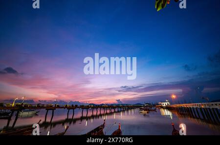 Atemberaubende farbenfrohe Wolken bei Sonnenaufgang über dem Chalong Pier. Szene mit farbenfrohem gelbem Licht durch die Wolken. Verlaufsfarbe. Himmelsstruktur, abstrakte Natur Stockfoto