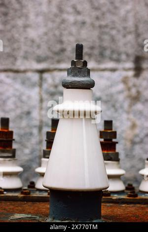 Alte rostige Bolzen, Stahlmuttern auf weißem Hintergrund. Eine große rostfreie Schraube mit Schraube. Teil einer Metallkonstruktion. Metallsicherung. Nahaufnahme der rostenden Schraube. Stockfoto