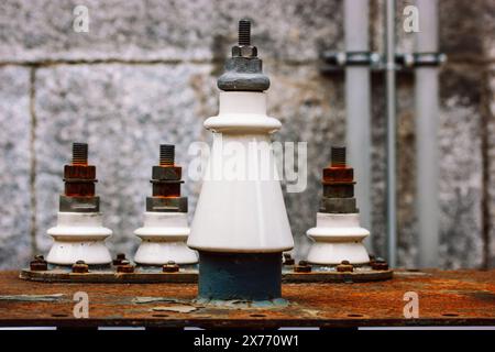Alte rostige Bolzen, Stahlmuttern auf weißem Hintergrund. Eine große rostfreie Schraube mit Schraube. Teil einer Metallkonstruktion. Metallsicherung. Nahaufnahme der rostenden Schraube. Stockfoto