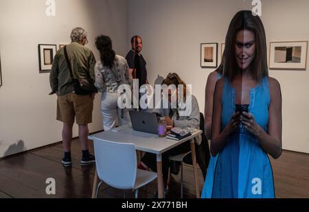 Besucher, Künstler und Galeristen auf der Photo London 2024 Fair in Somerset House, London, England, Großbritannien Stockfoto