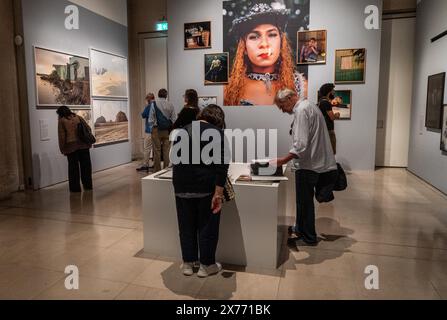 Besucher, Künstler und Galeristen auf der Photo London 2024 Fair in Somerset House, London, England, Großbritannien Stockfoto