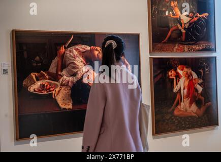 Besucher, Künstler und Galeristen auf der Photo London 2024 Fair in Somerset House, London, England, Großbritannien Stockfoto