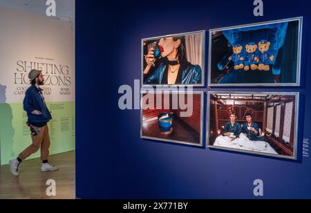 Besucher, Künstler und Galeristen auf der Photo London 2024 Fair in Somerset House, London, England, Großbritannien Stockfoto