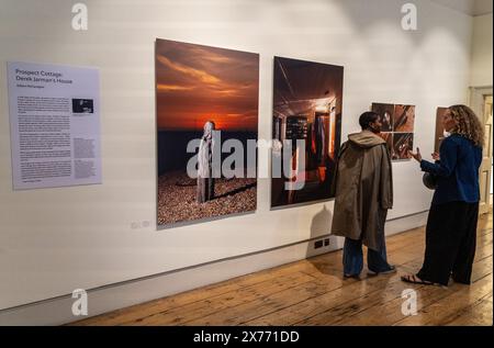 Besucher, Künstler und Galeristen auf der Photo London 2024 Fair in Somerset House, London, England, Großbritannien Stockfoto