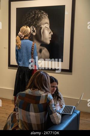 Besucher, Künstler und Galeristen auf der Photo London 2024 Fair in Somerset House, London, England, Großbritannien Stockfoto