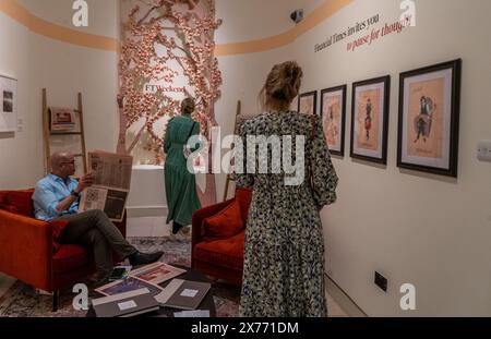 Besucher, Künstler und Galeristen auf der Photo London 2024 Fair in Somerset House, London, England, Großbritannien Stockfoto