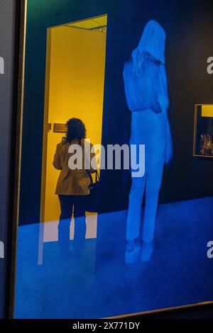 Besucher, Künstler und Galeristen auf der Photo London 2024 Fair in Somerset House, London, England, Großbritannien Stockfoto