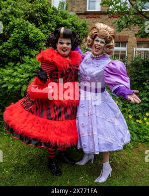 London, Großbritannien. 18. Mai 2024. Panto Dames erscheint auf dem vierten West End Flohmarkt in den Gärten der St Paul’s Church, der Actors’ Church, in Covent Garden. Top West End Shows haben einzigartige Stände eingerichtet, um ihre Produktionen zu feiern und um den bestgekleideten Stand zu konkurrieren. Theatralische Erinnerungsstücke werden der Öffentlichkeit bei einer Veranstaltung angeboten, bei der Mittel zur Unterstützung von Schauspielern für andere gesammelt werden, die 14 britischen Theater- und Wohlfahrtsverbänden zugute kommen. Quelle: Stephen Chung / Alamy Live News Stockfoto