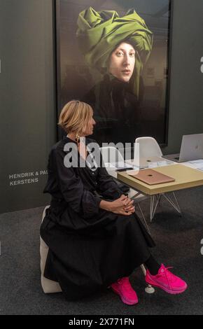 Besucher, Künstler und Galeristen auf der Photo London 2024 Fair in Somerset House, London, England, Großbritannien Stockfoto