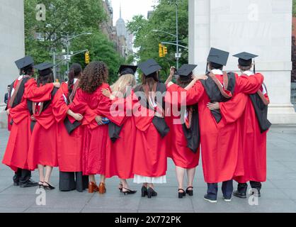 Rückansicht der Absolventen der New School, Parsons School of Design, die in ihren Kappen und roten Kleidern in der Nähe des Bogens im Washington Square Park in N. posieren Stockfoto