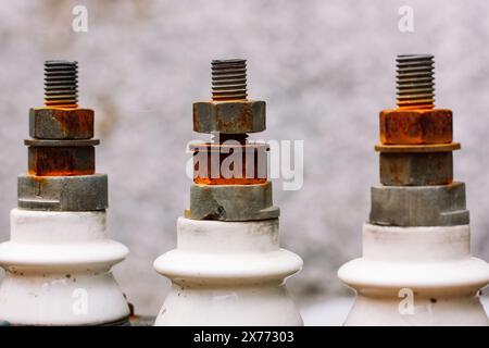 Alte rostige Bolzen, Stahlmuttern auf weißem Hintergrund. Eine große rostfreie Schraube mit Schraube. Teil einer Metallkonstruktion. Metallsicherung. Nahaufnahme der rostenden Schraube. Stockfoto