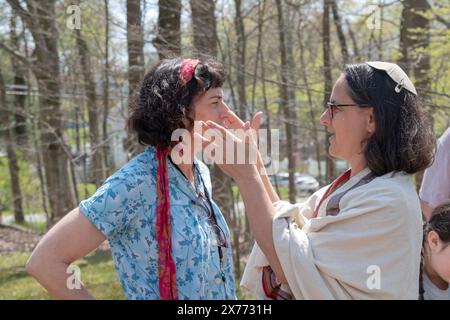 Rabbi Shoshanna LEIs segnet eine weibliche Kongregantin bei einem Bellen Mitzwa-Außendienst, der Hunde segnet. In Shenorock, Westchester, New York Stockfoto