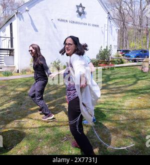 Rabbi Shoshanna Lei tanzt bei einer Barke Mitzwa-Outdoor-Service, der Hunde segnet. In Shenorock, Westchester, New York Stockfoto