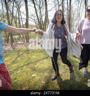 Rabbi Shoshanna Lei tanzt bei einer Barke Mitzwa-Outdoor-Service, der Hunde segnet. In Shenorock, Westchester, New York Stockfoto