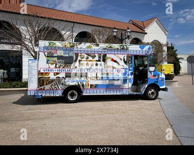 Ein bunter Food Truck, der Gyros, Souvlaki und andere griechische Lebensmittel verkauft. In den Tanger Outlets in Deer Park, Long Island, New York. Stockfoto