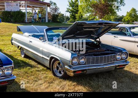 Ein blaues 1964er Chevrolet Impala Cabrio im Riverside Gardens Park in Leo-Cedarville, Indiana, USA. Stockfoto