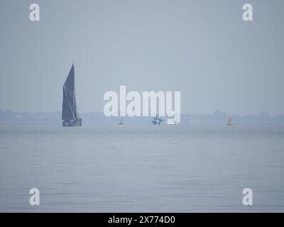 Sheerness, Kent, Großbritannien. Mai 2024. Wetter in Großbritannien: Thames Barge Edith May an einem ruhigen Morgen in Sheerness, Kent. Quelle: James Bell/Alamy Live News Stockfoto