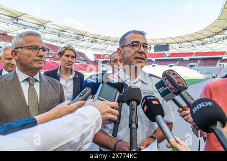 Anton Saile, Polizeipräsident Mitte, verbindet Thomas Strobl Mitte, CDU, Innenminister und stv. Herr Ministerpräsident. Anti-Terror-Übung der Polizei Baden-Württemberg im Fußballstadion. Im Vorfeld der Fußball-EM Proben 1200 Polizistinnen und Polizisten den Ernstfall. Szenario war ein Messerstecker auf der Tribüne der MHP-Arena, dem Stadion des VfB Stuttgart, das zugleich Austragungsort von fünf EM-Spielen ist. Nach der Erstversorgung durch die Polizei wurde auch die Übergabe der Verletzten an Rettungsdienste und Feuerwehr geprobt. // 14.05.2024: Stuttgart, Baden-Württemberg, Deutschland *** Anton Sail Stockfoto