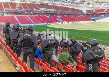 Anti-Terror-Übung der Polizei Baden-Württemberg im Fußballstadion. Im Vorfeld der Fußball-EM Proben 1200 Polizistinnen und Polizisten den Ernstfall. Szenario: Messerstecherei auf der Tribüne der MHP-Arena, dem Stadion des VfB Stuttgart, das zugleich Austragungsort von fünf EM-Spielen ist. Nach der Erstversorgung durch die Polizei wurde auch die Übergabe der Verletzten an Rettungsdienste und Feuerwehr geprobt. // 14.05.2024: Stuttgart, Baden-Württemberg, Deutschland *** Anti-Terror-Übung der Polizei Baden Württemberg in einem Fußballstadion im Vorfeld der Fußball-Europameisterschaft, 1200 po Stockfoto