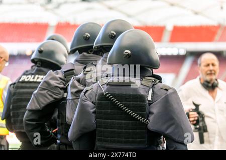 Anti-Terror-Übung der Polizei Baden-Württemberg im Fußballstadion. Im Vorfeld der Fußball-EM Proben 1200 Polizistinnen und Polizisten den Ernstfall. Szenario: Messerstecherei auf der Tribüne der MHP-Arena, dem Stadion des VfB Stuttgart, das zugleich Austragungsort von fünf EM-Spielen ist. Nach der Erstversorgung durch die Polizei wurde auch die Übergabe der Verletzten an Rettungsdienste und Feuerwehr geprobt. // 14.05.2024: Stuttgart, Baden-Württemberg, Deutschland *** Anti-Terror-Übung der Polizei Baden Württemberg in einem Fußballstadion im Vorfeld der Fußball-Europameisterschaft, 1200 po Stockfoto