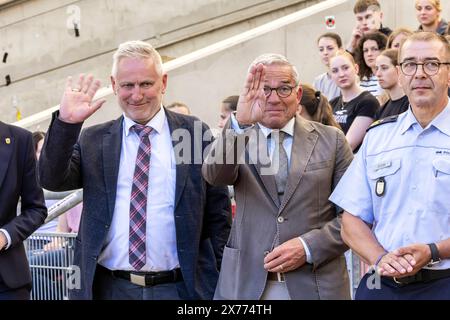 Von links: Thomas Blenke CDU, Staatssekretär, Thomas Strobl CDU, Innenminister und stv. Ministerpräsident Anton Saile Polizeipräsident. Anti-Terror-Übung der Polizei Baden-Württemberg im Fußballstadion. Im Vorfeld der Fußball-EM Proben 1200 Polizistinnen und Polizisten den Ernstfall. Szenario: Messerstecherei auf der Tribüne der MHP-Arena, dem Stadion des VfB Stuttgart, das zugleich Austragungsort von fünf EM-Spielen ist. Nach der Erstversorgung durch die Polizei wurde auch die Übergabe der Verletzten an Rettungsdienste und Feuerwehr geprobt. // 14.05.2024: Stuttgart, Baden-Württemberg, Deuts Stockfoto