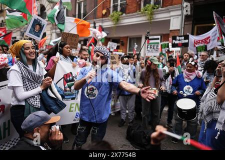 Die Menschen parken bei einer Demonstration von Nakba 76 pro-Palästina und marschieren in London, um die Massenvertreibung der Palästinenser im Jahr 1948 zu feiern, die als Nakba bezeichnet wird. Bilddatum: Samstag, 18. Mai 2024. Stockfoto